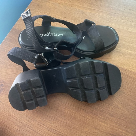 Worn only once chunky summer sandals goes with everything. - Picture 3 of 3